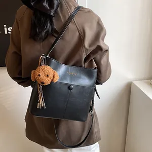 Modische schwarze PU-Leder Eimertasche mit Hundeanhänger und verstellbarem Riemen