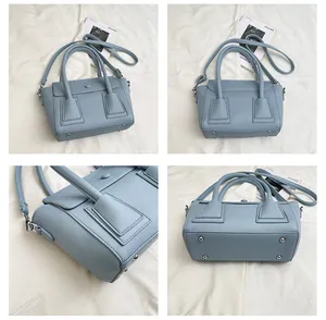 Vues détaillées du sac à main bleu clair avec grain litchi sous quatre angles différents