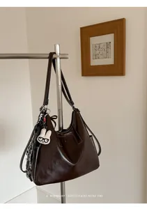 Σκούρα καφέ τσάντα hobo από συνθετικό δέρμα με λούτρινο κουνέλι και εμπριμέ φουλάρι