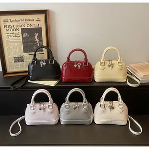 Collection de sacs coquillages aux couleurs variées avec pendentifs cœur sur bureau rétro