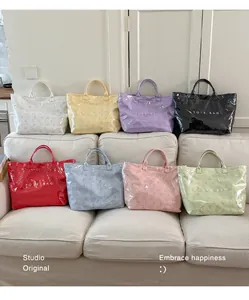 Détails de sacs cabas brillants avec motif floral ajouré en plusieurs couleurs tendance
