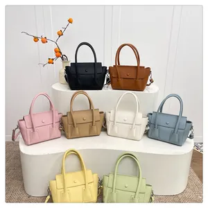 Collection de sacs à main à texture litchi en plusieurs couleurs sur un support blanc