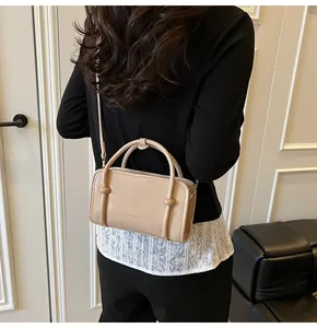 Détail du sac bandoulière en cuir beige avec gaufrage CLEAROX et fine bandoulière réglable