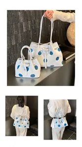 Dettagli della borsa tote bianca a pois blu navy con trama in finta pelle litchi