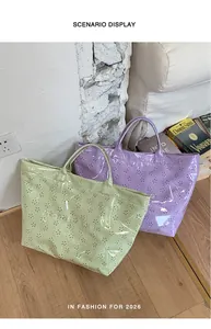 Detail der lasergeschnittenen Blumenmuster auf glänzenden Handtaschen in Pastelltönen