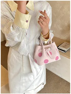 Dettaglio della borsa rosa a pois magenta con eleganti cinturini con fibbia decorativi