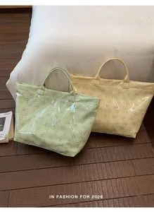 Detail des lasergeschnittenen Blumenmusters und 'THE BAG' Text auf glänzenden Shoppern