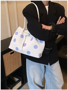 Borsa tote a pois abbinata a un outfit casual per un look alla moda quotidiano