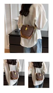 Gros plan sur un sac seau en cuir marron avec texture matelassée et boucle dorée