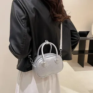 Vista modella della borsa a tracolla argento in ecopelle con logo FASHION e manici