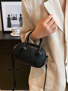 Borsa a tracolla in pelle PU nera con trama coccodrillo e manico a forma di cuore