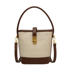 Sac seau rétro avec tissu texturé beige et détails en cuir marron pour femmes