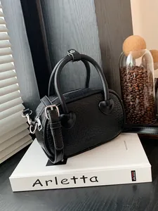 Borsa Boston retrò in ecopelle nera con base manico a cuore e tracolla regolabile