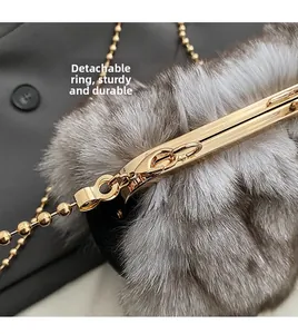Détail du sac en fausse fourrure avec fermoir doré et chaîne en perles amovible