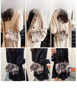 Détails du sac bandoulière en fausse fourrure avec chaîne porté par un mannequin