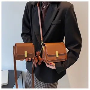 Vue détaillée de sacs à bandoulière marron vintage en deux tailles avec fermoirs dorés