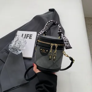 Sac seau en denim gris avec poignée en foulard à carreaux et détails dorés brillants