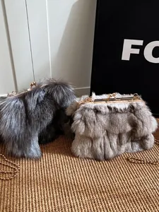 Borse a spalla in finta pelliccia di volpe grigio e kaki con catena e chiusura a clip