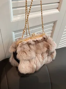 Borsa a tracolla in finta pelliccia di volpe marrone con catena oro e chiusura