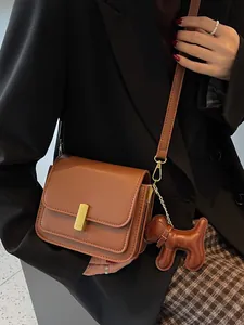 Sac bandoulière marron minimaliste avec pendentif chiot mignon et boucle dorée chic