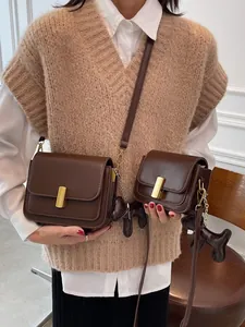 Ensemble de sacs bandoulière marron avec fermoir doré et breloque chiot élégante