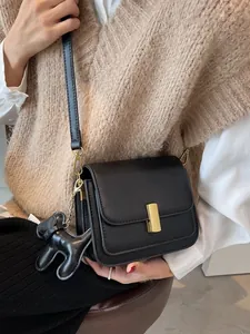 Petit sac bandoulière noir en cuir avec fermoir doré et pendentif chien mignon