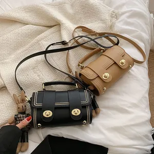 Vintage leren crossbody handtassen met gouden studs in zwart en kaki kleuren