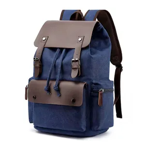 Detalle de la mochila de lona vintage azul marino con correas de cuero marrón y bolsillos