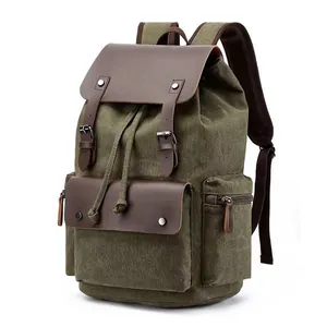 Detalle de la mochila vintage de lona verde militar con correa de cuero marrón y hebilla