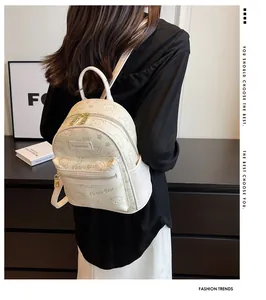 Rückansicht eines Models mit dem cremefarbenen Bären-Rucksack im schlichten Raum