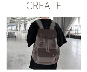 Detalle de mochila de lona vintage con solapa de cuero y cordón en entorno de viaje