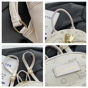 Detailaufnahmen der goldenen Metallteile und Ledertextur des beigefarbenen Rucksacks