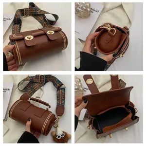 Detailansicht der braunen Boston-Tasche mit Boho-Gurt und Plüsch-Anhänger im 4er-Raster