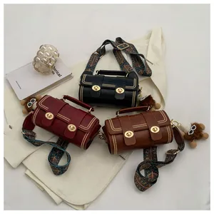 Drei elegante Vintage-Zylindertaschen in Schwarz, Burgund und Braun mit breiten Riemen