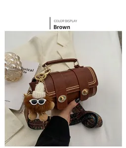 Detail der braunen Boston-Tasche mit Nieten und böhmischem bedrucktem Trageriemen