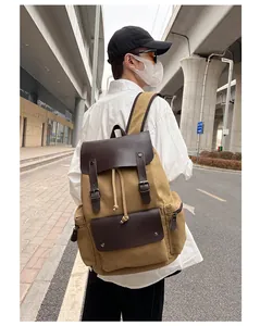 Detalle de mochila vintage de lona caqui con hebilla magnética y cierre de cordón