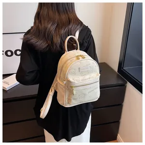 Minirucksack aus Kunstleder in Creme mit Bärenmuster an einem Modell getragen