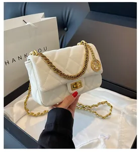Dettaglio della borsa a tracolla trapuntata bianca con catena dorata e confezione regalo