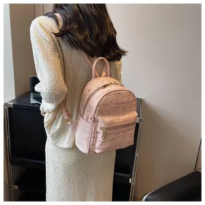 Detailansicht des rosa Minirucksacks mit Bären- und Hasenmuster und Kunstledertextur