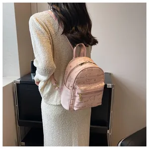 Rosa Mini-Rucksack mit Flenew-Bär-Print und Goldreißverschlüssen, am Modell präsentiert