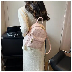 Detail eines hellrosa Mini-Rucksacks mit Bärenprint und genarbter Lederstruktur