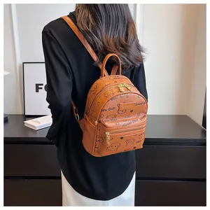 Nahaufnahme eines braunen Rucksacks mit Bärenmuster und einer vorderen Reißverschlusstasche