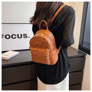 Detailansicht eines braunen Kunstleder-Rucksacks mit Bärenprint und Markenlogo
