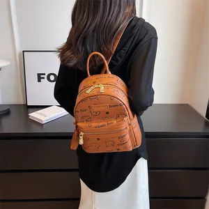Damen Rucksack in Braun mit Bärenmuster und goldfarbenen Reißverschlüssen am Model