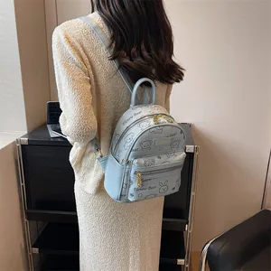 Schicker blaugrauer Rucksack aus Kunstleder mit süßem Bärenmuster und Reißverschluss