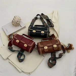 Vintage Boston Zylindertaschen in Schwarz, Burgund und Braun mit Ethno-Gurten