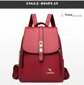 Vista frontale dello zaino bordeaux in pelle martellata con logo canguro dorato e fibbia