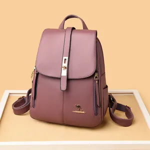 Zaino alla moda viola in pelle martellata da donna con fibbia dorata e logo a canguro