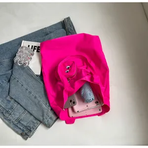 Detalle de bolso rosa con estuche de dibujos que muestra el amplio espacio interior