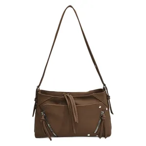 Borsa a spalla in pelle opaca marrone scuro con nappe chic e dettagli con borchie in metallo